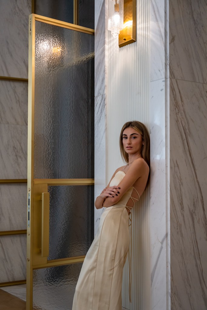 Patricia Vodopija pozira naslonjena na zid.