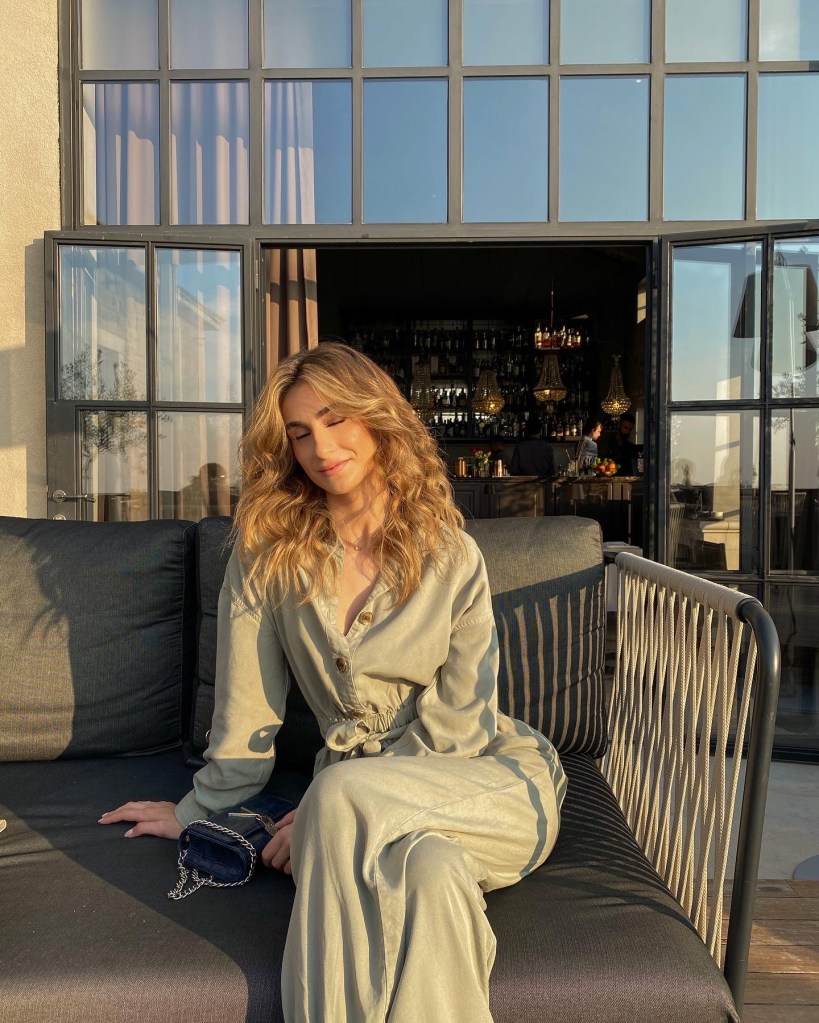 Patricia Vodopija pozira na kauču