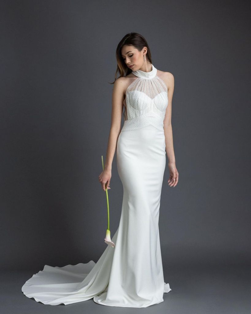 Sia Fashion bijela uska vjenčanica s čipkom, salon vjenčanica u Zagrebu.