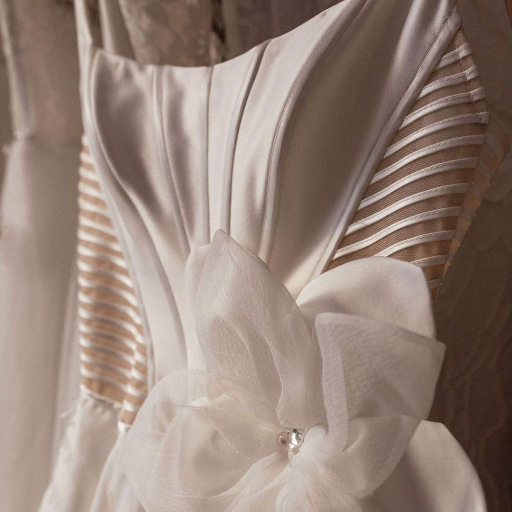 Sia Fashion vjenčanica s cvjetnim brošem, salon vjenčanicau Zagrebu, Palmotićeva 2.